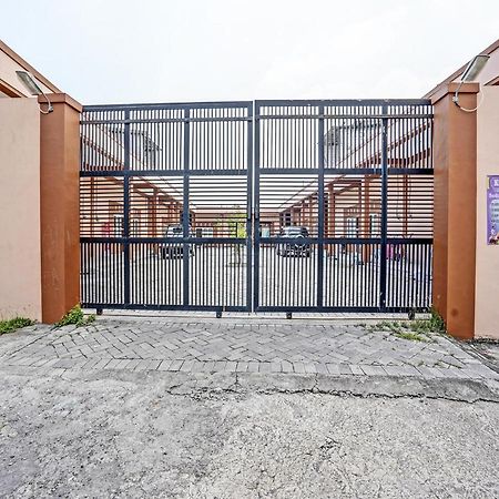 Oyo 92006 Kost Sejahtera Syariah Sidoarjo Exterior foto