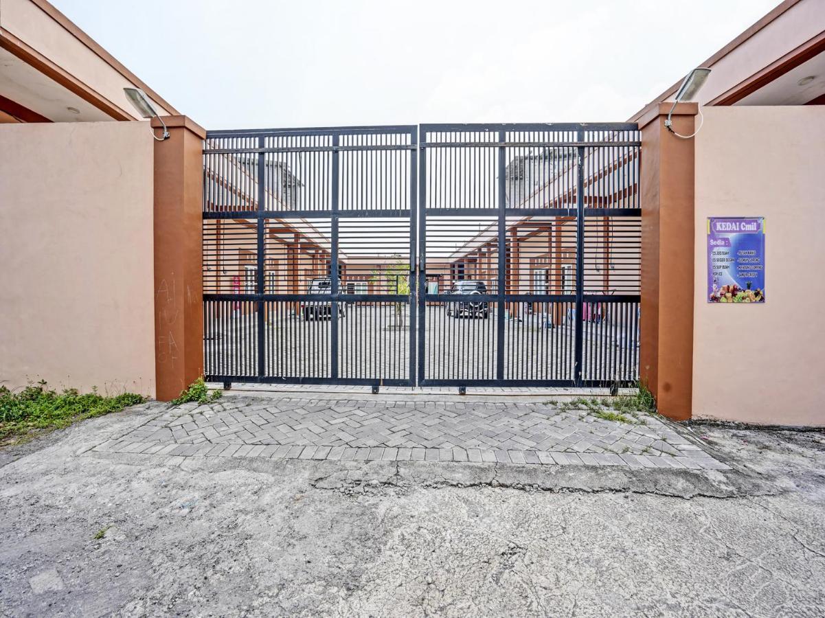 Oyo 92006 Kost Sejahtera Syariah Sidoarjo Exterior foto