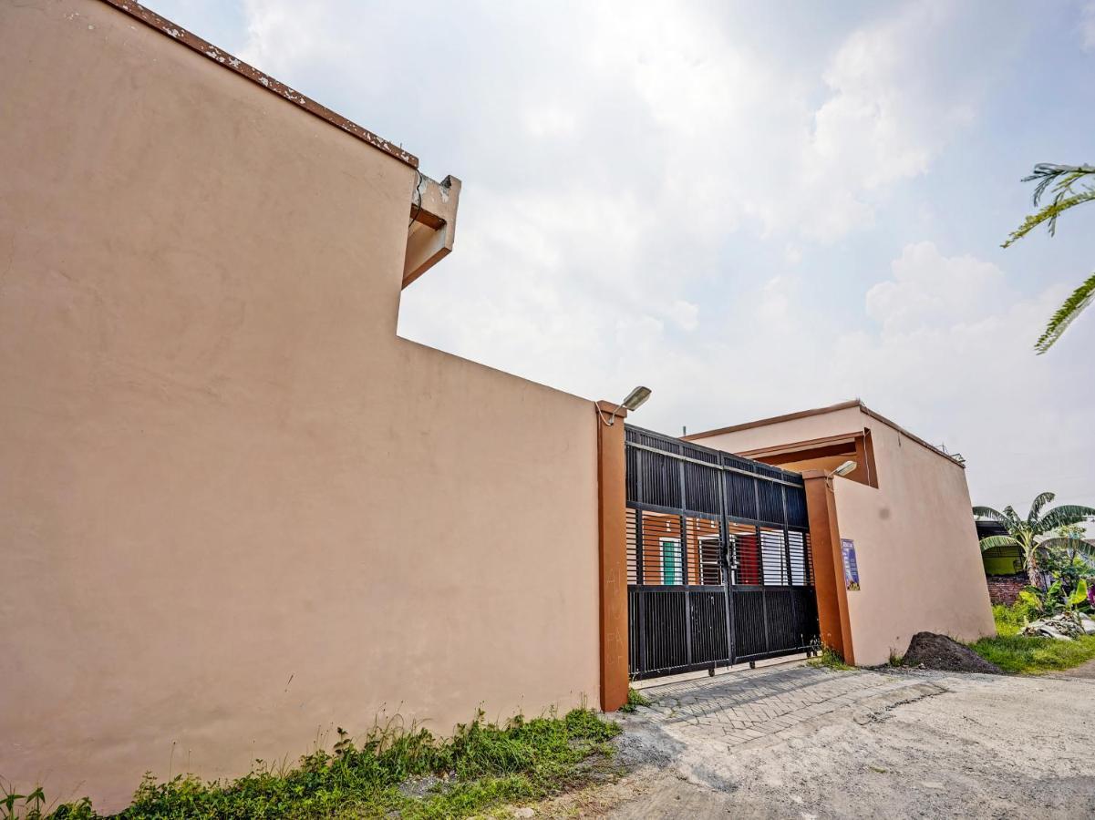 Oyo 92006 Kost Sejahtera Syariah Sidoarjo Exterior foto